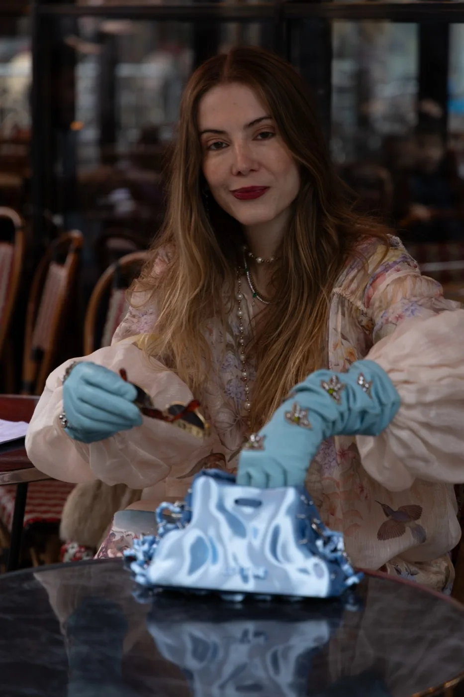 Prendas de Par&iacute;s by EM &mdash; Eleonora en una cafeter&iacute;a de Par&iacute;s